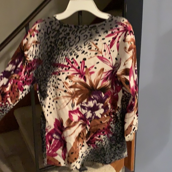 Sz M Effortless Style Sweater - Picture 4 of 4